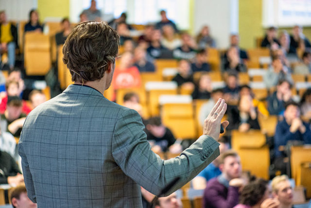 Professor im Hörsaal