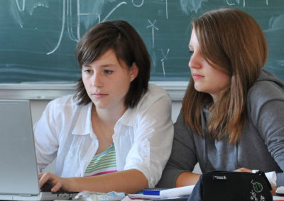 Schülerinnen am Laptop