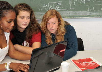 Schülerinnen am Laptop