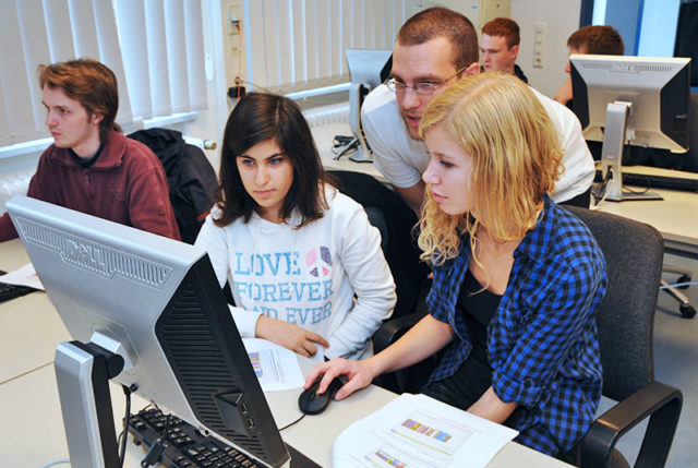 Schüler und Schülerinnen in einem Computerraum