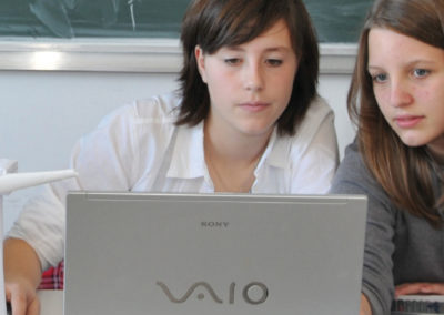 Studierende an Laptop