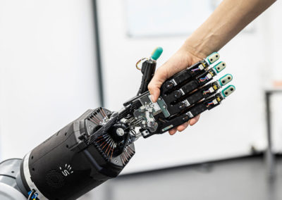 Roboterhand schüttelt die Hand eines Menschen