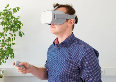 Mensch mit VR-Brille