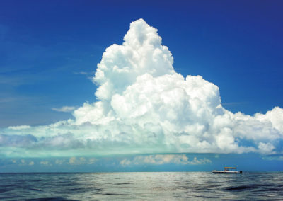 Wolke über Ozean und kleines Boot