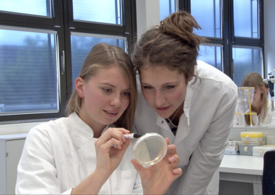 Zwei Studentinnen im Labor mit einer Petrischale