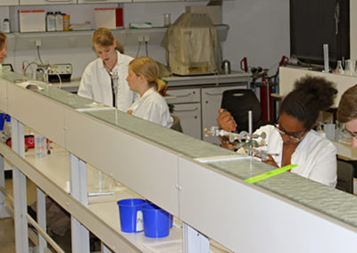 Biologielabor mit Studierenden