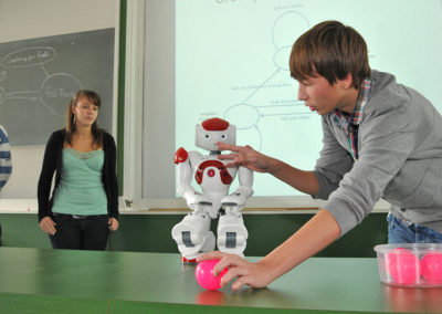 Schüler interagieren mit Roboter