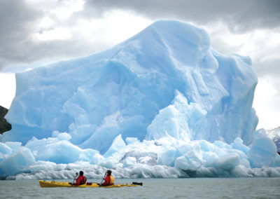 Kayak vor Eisberg