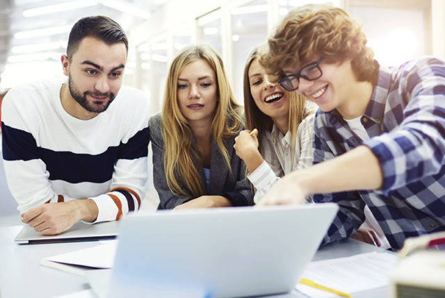 Studierende bei Kleingruppenarbeit